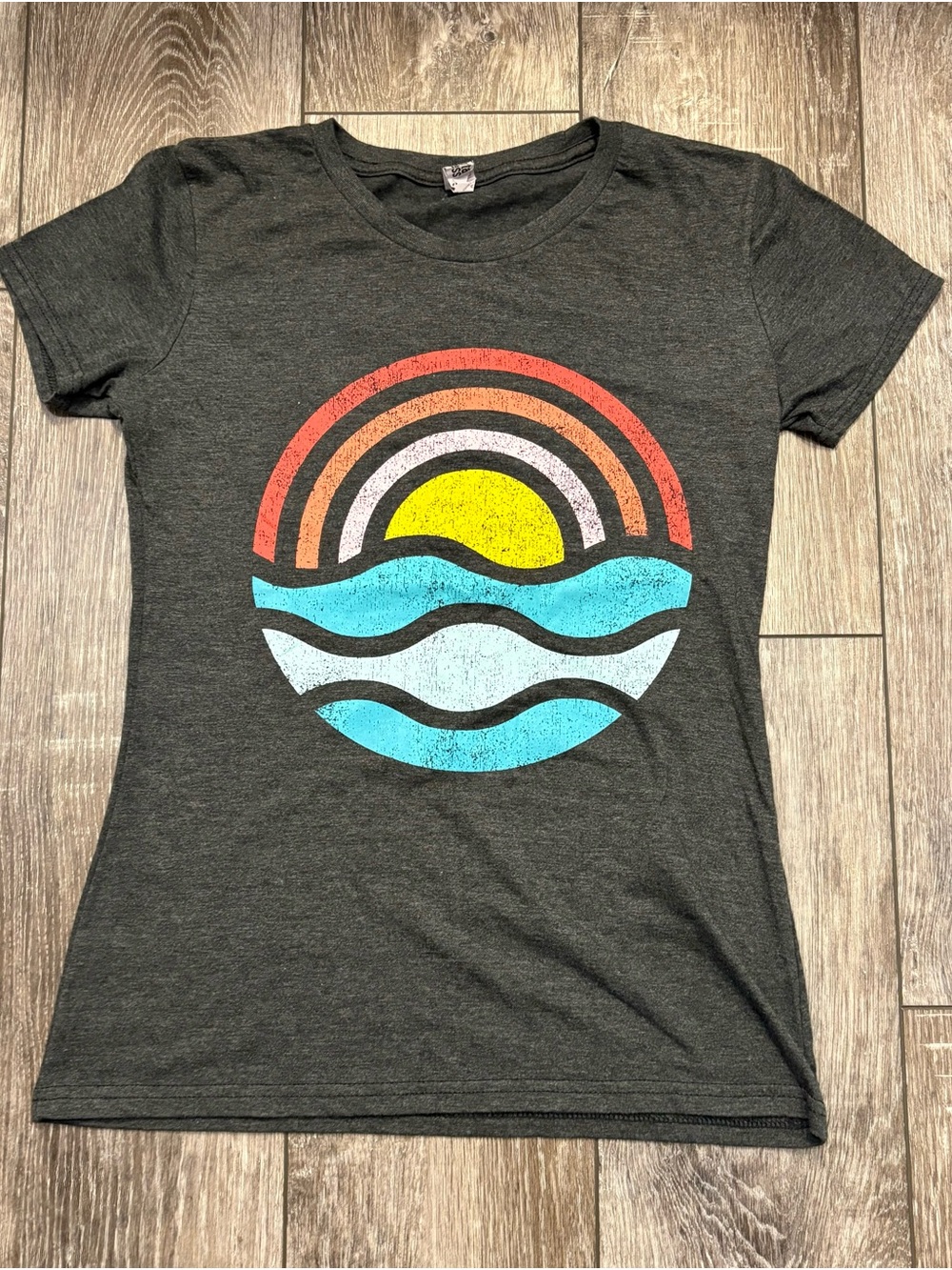 Instant Message Simple Sunset Waves Short Sleeve Graphic T-Shirt- Size Small